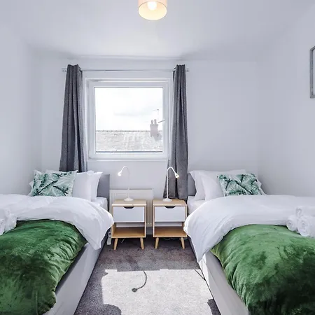Stunning 3 Bedroom House Near Leeds Centre With Free Parking
