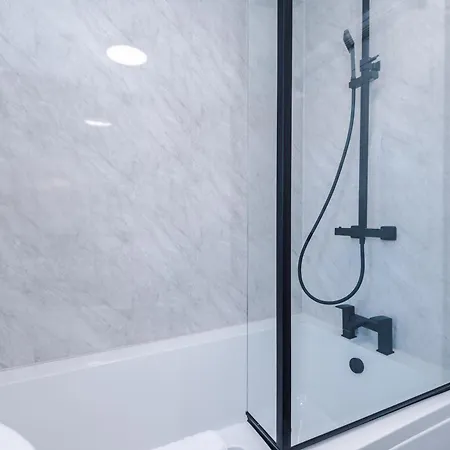 Stunning 3 Bedroom House Near Centre With Free Parking