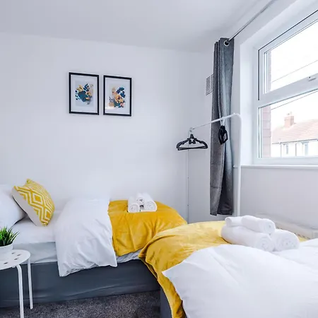 Stunning 3 Bedroom House Near Leeds Centre With Free Parking
