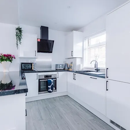 Stunning 3 Bedroom House Near Leeds Centre With Free Parking
