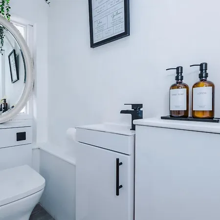 Feriehus Stunning 3 Bedroom House Near Centre With Free Parking *