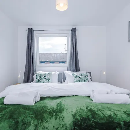 Stunning 3 Bedroom House Near Leeds Centre With Free Parking