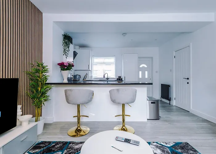 Holiday home Stunning 3 Bedroom House Near Centre With Free Parking *