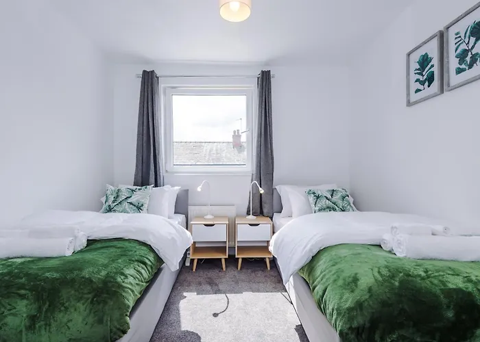 Stunning 3 Bedroom House Near Centre With Free Parking