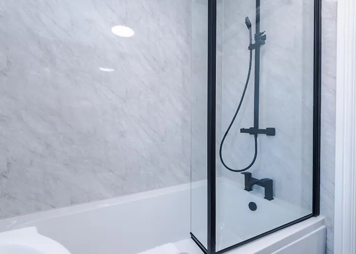 Stunning 3 Bedroom House Near Centre With Free Parking