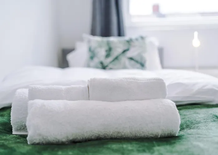 Holiday home Stunning 3 Bedroom House Near Centre With Free Parking *