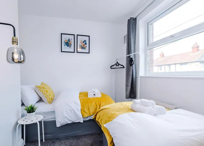 Stunning 3 Bedroom House Near Centre With Free Parking