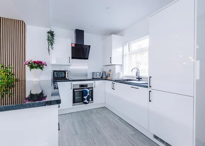 Stunning 3 Bedroom House Near Centre With Free Parking