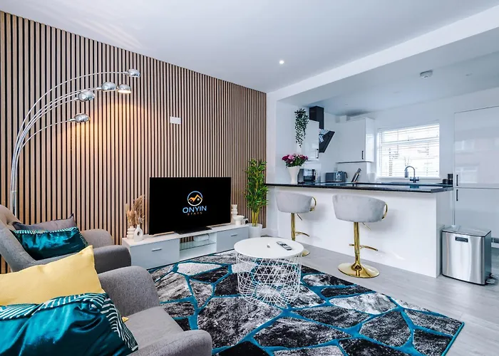 Stunning 3 Bedroom House Near Centre With Free Parking