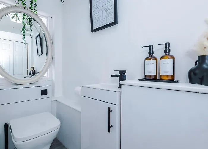 Holiday home Stunning 3 Bedroom House Near Centre With Free Parking *