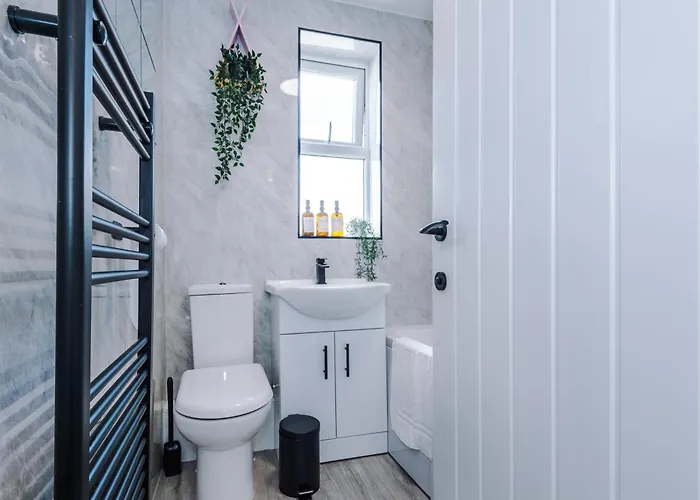 Stunning 3 Bedroom House Near Centre With Free Parking