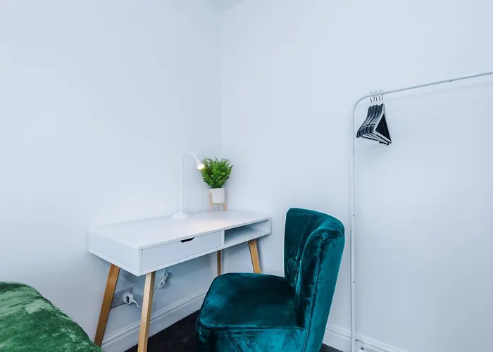 Holiday home Stunning 3 Bedroom House Near Centre With Free Parking *