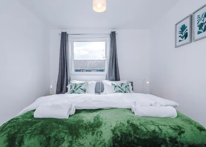 Stunning 3 Bedroom House Near Centre With Free Parking