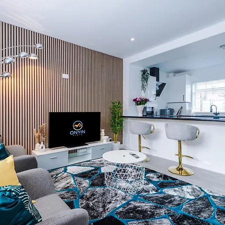 Stunning 3 Bedroom House Near Centre With Free Parking