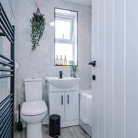 Stunning 3 Bedroom House Near Centre With Free Parking